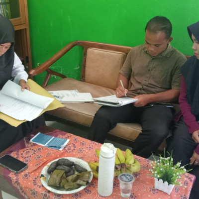 KUA Kecamatan Air Periukan Berikan Solusi Perbaiki Buku Nikah yang Salah Tulis