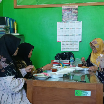 Makan Bersama Harmonisasi Kekerabatan di KUA Semidang Alas.