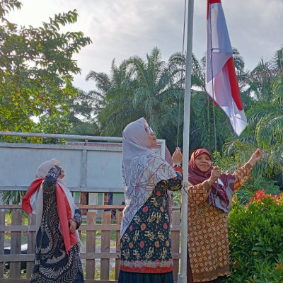 Demi Nasionalisme, KUA Seluma Selatan Jaga Keindahan Bendera Merah Putih