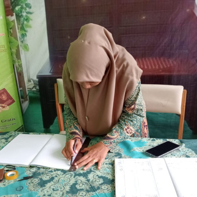 Permuda Pelayanan, Kantor Urusan Agama Kecamatan Air Periukan ganti Buku Tamu yang Rusak