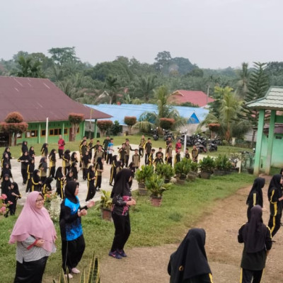 Senam Sehat Di Pagi Jumat Oleh Siswa - Siswi Dan Dewan Guru MAN Seluma