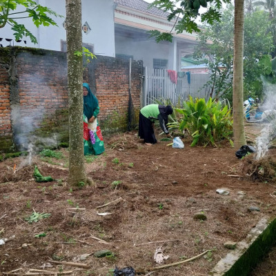 Kebersihan Lingkungan KUA Semidang Alas  Oleh Penyuluh Agama Islam