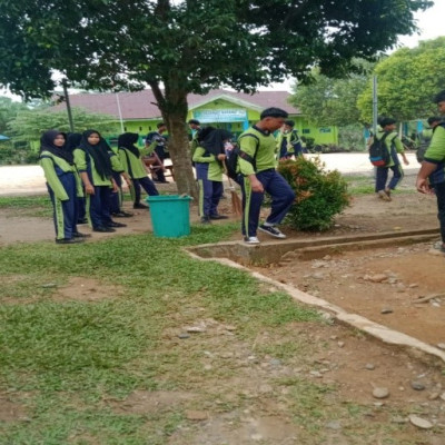 Kebersihan Lingkungan MTsN 3 Seluma Untuk Persiapan Perpisahan