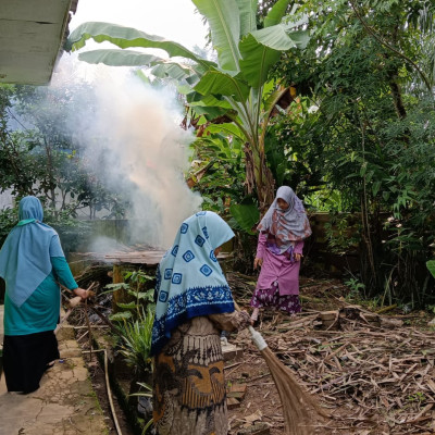 Dengan Semangat Pegawai  KUA Seluma Barat Lakukan Jumat Bersih