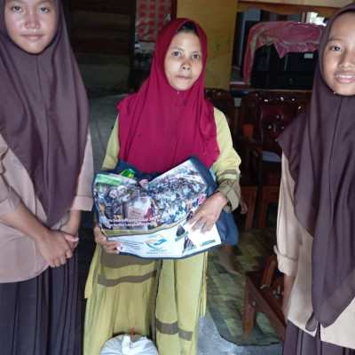 Tim ‘Madrasah Berbagi’ MTsN 2 Mukomuko Distribusikan 15 Paket Sembako Ke Warga Desa Bandar Jaya
