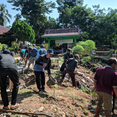 Wali Murid Terlibat Aktif Dalam Gotong Royong Pembangunan Mushola Al Muhlisin MIN 2 Bengkulu Tengah