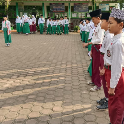 Suasana Khidmat Tersaji Dalam Upacara Peringatan Hari Kebangkitan Nasional Di MIN 05 Benteng