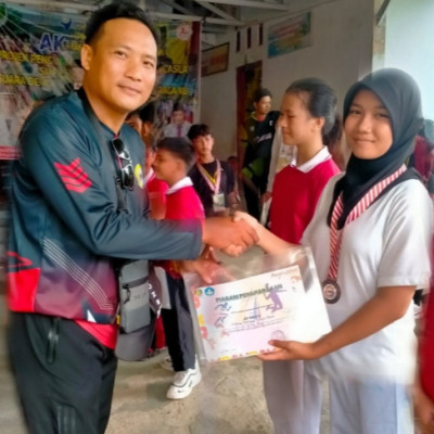 " Anisha Eka Pratiwi " Atlet Karate Dari MTsN 2 Bengkulu Tengah Melaju ke O2SN Tingkat Provinsi