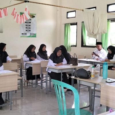 Tuntaskan Kegiatan Asesmen Madrasah, MIN 2 Bengkulu Selatan Koreksi Hasil Asesmen Madrasah Bersama