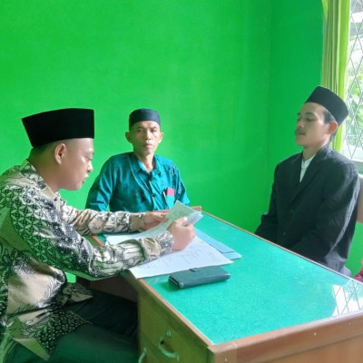 Sepasang Catin Menikah Di Balai Nikah KUA Kecamatan Ulu Talo