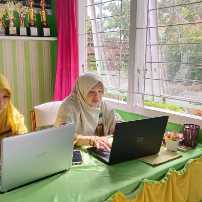 Otodidak, Penyuluh Agama Islam KUA Seluma Barat Belajar Cara Buat Google Form Di Kantor