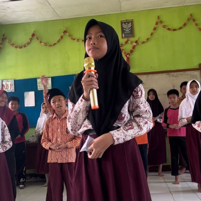 Kolaboratif Guru dengan Siswa MIN 4 Seluma dalam Seni Suara dan Sastra Puisi