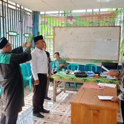 Kepala KUA Kecamatan Seluma Rohaniawan Pelantikan Perangkat Desa Padang Merbau