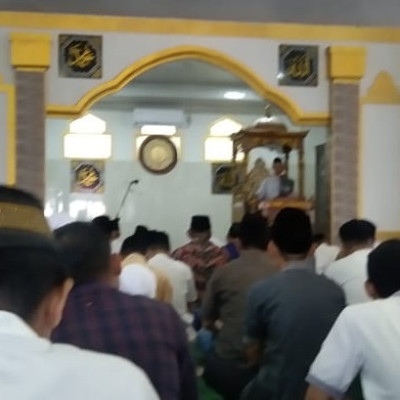 Plt Kepala KUA Seluma dan Penyuluh Agama Islam Kecamatan Seluma,Laksanakan Sholat Jum'at di Masjid Agung Baitul Makmur