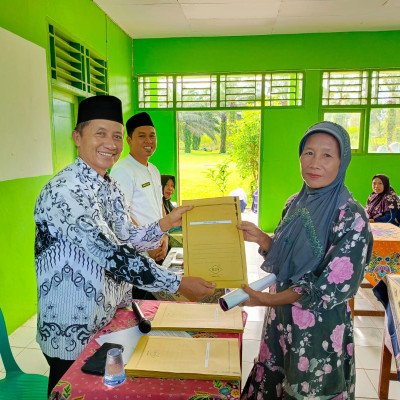 MTsN 2 Bengkulu Tengah Serahkan Surat Kelulusan kepada Orang Tua Peserta Didik