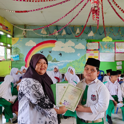 Kepala MIN 5 Bengkulu Tengah Bagikan Ijazah dan Dokumen Penting Lainnya kepada 22 Siswa