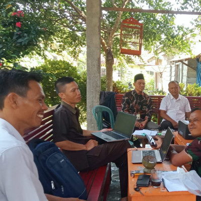 Kepala KUA SAM Koordinasi Dengan Kepala Desa Terkait Rencana Penyaluran Air Bersih Bagi Warga Terdampak Banjir Rob di Desa Padang Bakung