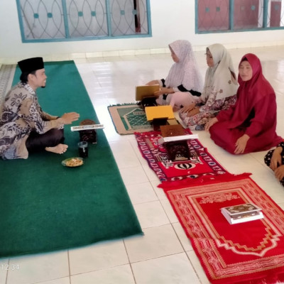 Bersama Majelis Taklim Penyuluh Agama Islam KUA Kecamatan Ilir Talo Kupas Ilmu Tajwid