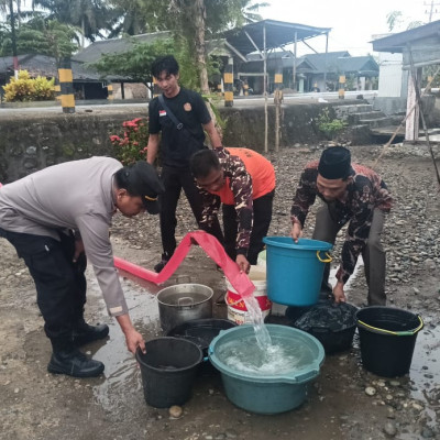 KUA Kecamatan Semidang Alas Maras  Menyalurkan Bantuan Air Bersih Bagi Warga Terdampak Banjir Rob Di Desa Padang Bakung
