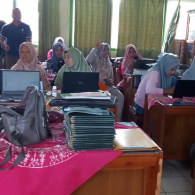 Penilaian Akhir Tahun (PAT), Dewan Guru MIN 4 Lakukan Pengisian Raport Digital Madrasah (RDM)