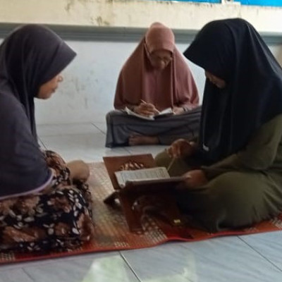 PAI KUA Kecamatan Sukaraja : Belajar Baca Al-Quran Tidak Harus Malu Walau di Usia Tua