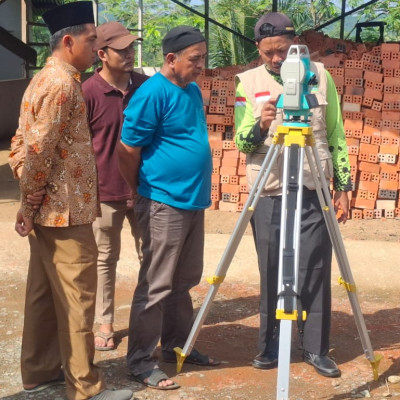 Tim Kalibrasi Kemenag Mukomuko Lakukan Penentuan Akurasi Arah Kiblat Masjid Nurul Iman Desa Sungai Ipuh