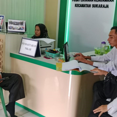 Staf dan Penyuluh Agama Islam Kecamatan Sukaraja Mempersiapkan Profil Data KUA