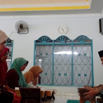 PAI KUA Kecamatan Ilir Talo Bimbing Anggota Majlis Ta'lim Desa Penago 2 Belajar Ilmu Tajwid