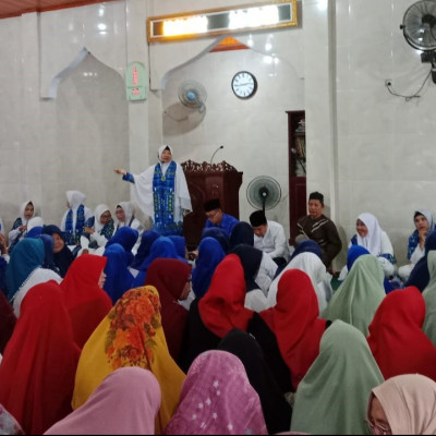 Penyuluh Agama Islam Kecamatan Sukaraja Sosialisasi Bahaya Judi Online dan Pernikahan  Usia Dini  di Pengajian Permata Ar-Rahman Kelurahan Sukaraja