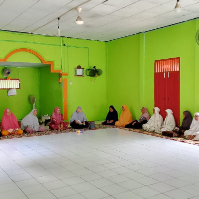 Penyuluh Agama Islam KUA Kecamatan Seluma Selatan Menyampaikan Materi Penyuluhan Enam Majlis Ta'lim