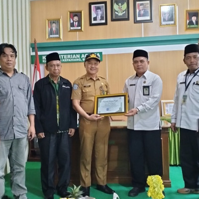 PD Muhammadiyah Kepahiang Berikan Sertifikat Apresiasi kepada Kantor Kemenag Kepahiang atas Pemberian Bantuan Ormas