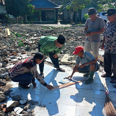 Pengukuran Arah Kiblat Masjid Al-Muhajirin Desa Tanjung Seru Oleh Kepala KUA Kecamatan Seluma Selatan Bersama Kasi Bimas Islam Kemenag Seluma