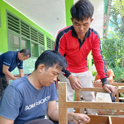 Guru MTsN 2 Bengkulu Tengah Gotong Royong Perbaiki Meubelair Sekolah yang Rusak