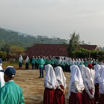 Semangat Baru, MTs Negeri 2 Rejang Lebong Adakan Upacara Bendera Perdana