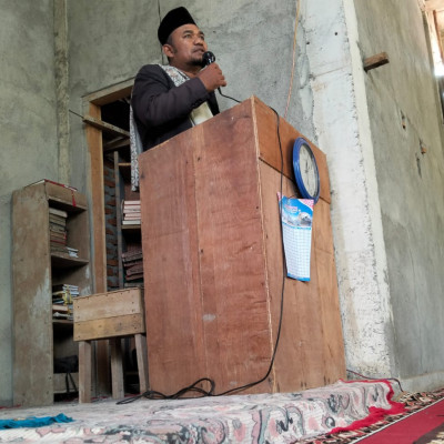 Kepala KUA Kecamatan Pematang Tiga Isi Khutbah Jumat di Masjid Al Muttaqin