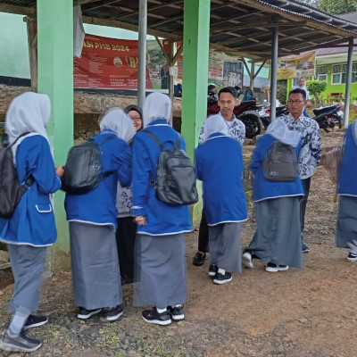 Senyuman Hangat Menyambut Kedatangan Siswa MAN Seluma Pada Hari Pertama Masuk Sekolah