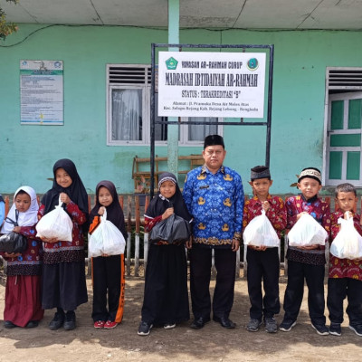 Semarakkan Kegiatan Lebaran Yatim, MIS Ar-Rahmah Salurkan 10 Paket Sembako