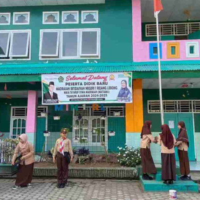 Persiapan Tampil Terbaik: Siswa MIN 1 Rejang Lebong Semangat Latihan Upacara Bendera