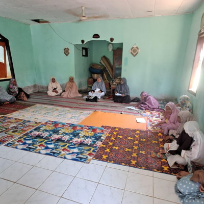 Belajar Tidak Memandang Usia, Anak-Anak Dan Ibu-Ibu Majelis Taklim Al-Huda Desa Tanjungan Semangat Mengejar Ilmu