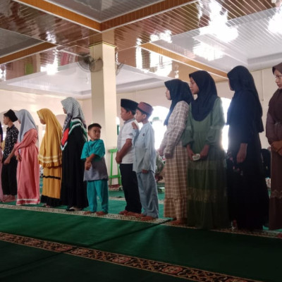 KUA Taba Penanjung Hadiri Pengajian Rutin Muslimat NU Di Masjid Darul Ulum Desa Sukarami