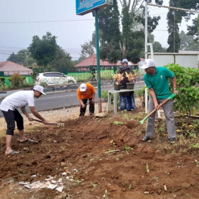 Peduli Lingkungan, KUA Kecamatan Kepahiang Laksanakan Jumat Bersih di Lingkungan KUA