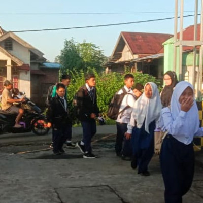 Sambut Siswa di Gerbang , MTsN 2 Rejang Lebong Terapkan 5S