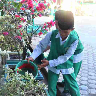 Jaga Keasrian Lingkungan Madrasah, Siswa MIN 1 Rejang Lebong Giat Menyiram dan Merawat Bunga