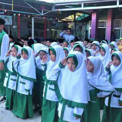 Siswa Kelas 1 MIN 1 Rejang Lebong Antusias Ikuti Upacara Bendera Perdana