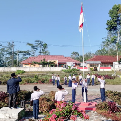 Semangat Baru, MTsN 2 Rejang Lebong Fi'lial Makam Pahlawan Gelar Upacara Bendera