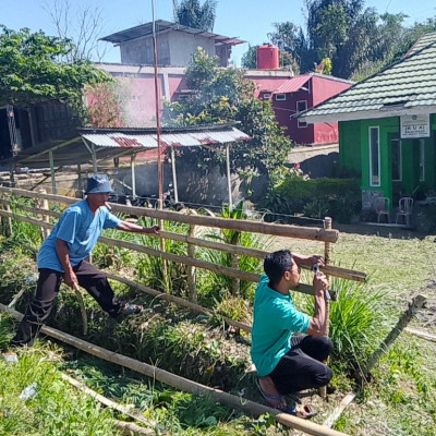 Kepala KUA Sindang Kelingi Pimpin Gotong Royong: Wujudkan Lingkungan Kerja Bersih dan Nyaman