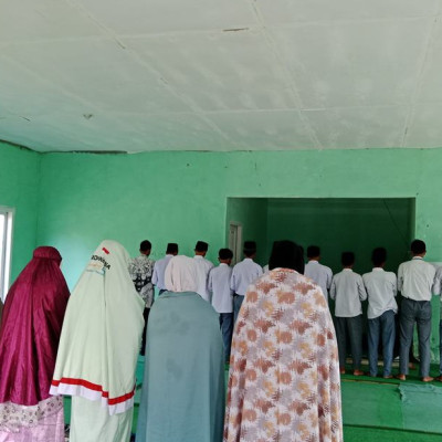 Rutin Setiap Hari, MA Baitul Makmur Laksanakan Sholat Dzuhur Berjamaah