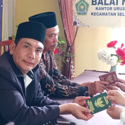 Berlangsung Khidmat, Kepala KUA Selupu Rejang Pandu Prosesi Akad Nikah