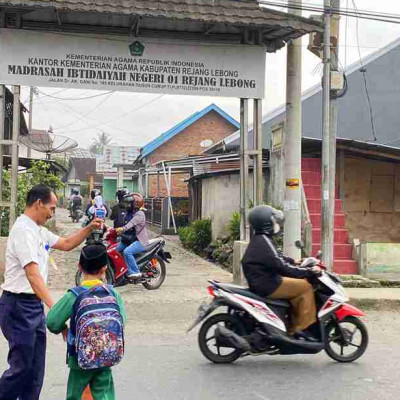 Satpam MIN 1 Rejang Lebong Aktif Bantu Penyebrangan, Keselamatan Siswa Jadi Prioritas