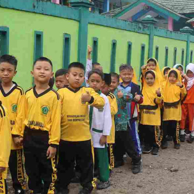 Siswa Kelas Satu MIN 1 Rejang Lebong Eksplorasi Lingkungan Sekitar Madrasah